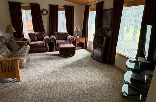 Crescent Cabin | Cascade Fiesta Chalet, Pet Friendly 3 - 511