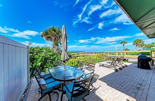 Nokomis Cottage | Casey Key Beachfront Escape: Charming 1BR Cottage
