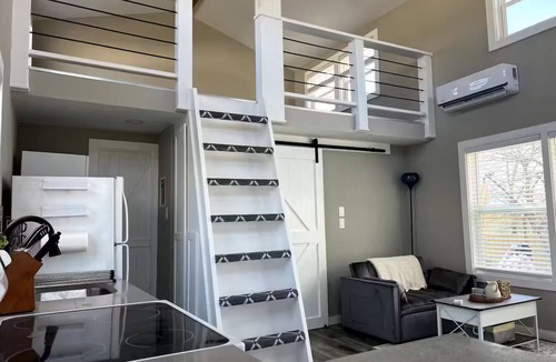 Tyler Cottage | CASITA BELLA: PRIVATE HOT-TUB, FIREPIT & GRILL.