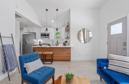 Lawndale/ Wayside Apartment | Casita Blanca In East End near UH and downtown