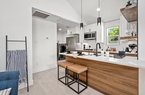 Lawndale/ Wayside Apartment | Casita Blanca In East End near UH and downtown