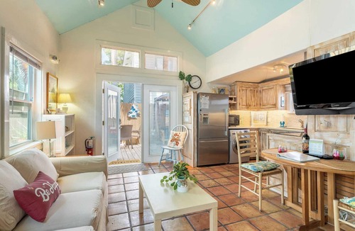Uptown - Upper Duval Cottage | Casita de Catherine by Avantstay 1 Block to Duval St w/Hot Tub!