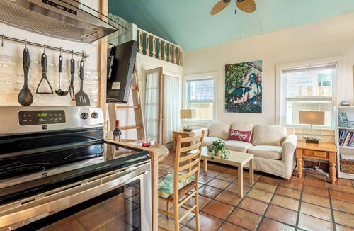 Uptown - Upper Duval Cottage | Casita de Catherine by Avantstay 1 Block to Duval St w/Hot Tub!