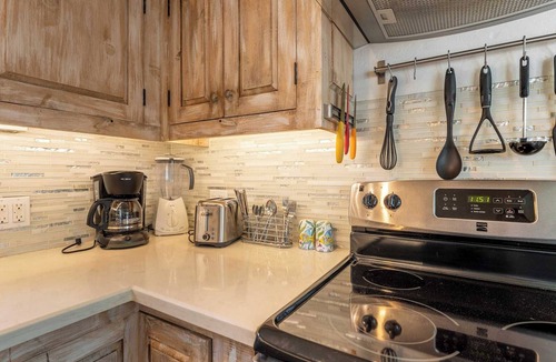 Uptown - Upper Duval Cottage | Casita de Catherine by Avantstay 1 Block to Duval St w/Hot Tub!