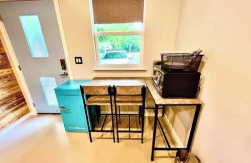 MLK House | Casita East - Cozy, Pretty & Private + Parking, Near Downtown & UT