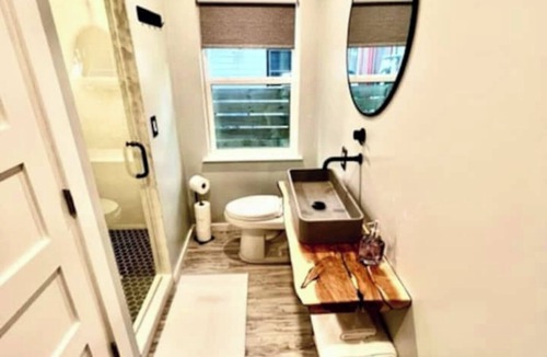 MLK House | Casita East - Cozy, Pretty & Private + Parking, Near Downtown & UT