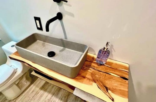 MLK House | Casita East - Cozy, Pretty & Private + Parking, Near Downtown & UT