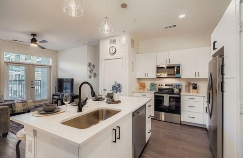 Arrowwood Apartment | Casita Lonestar | Free PKNG | Pool Views + Wifi