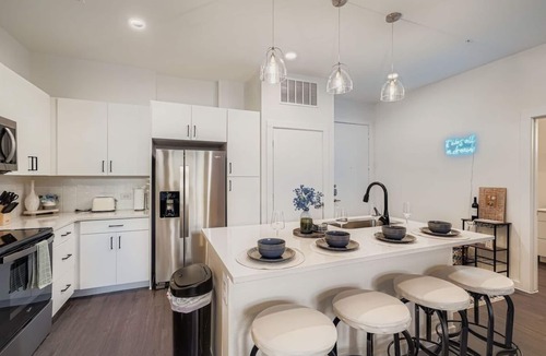 Arrowwood Apartment | Casita Lonestar | Free PKNG | Pool Views + Wifi