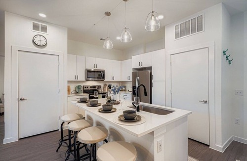 Arrowwood Apartment | Casita Lonestar | Free PKNG | Pool Views + Wifi