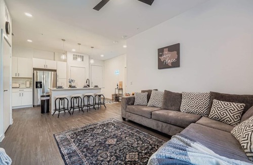 Arrowwood Apartment | Casita Lonestar | Free PKNG | Pool Views + Wifi