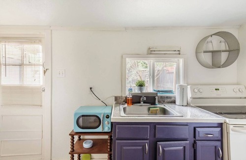 Northwest Los Angeles Heights House | Casita Malbec near downtown San Antonio