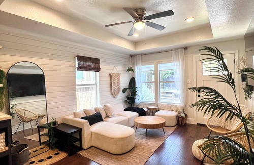 Alta Vista Cottage | Casita near Downtown including St. Mary’s, Pearl & Alamodome!