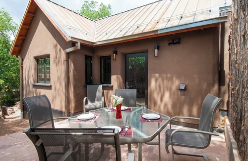 Historic Eastside Cottage | Casita San Acacio Walk to Canyon Road