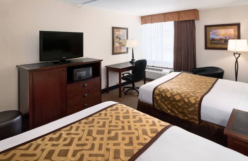 Casper House | Casper Getaway! 2 Convenient Units, Free Breakfast, Indoor Pool, Bar
