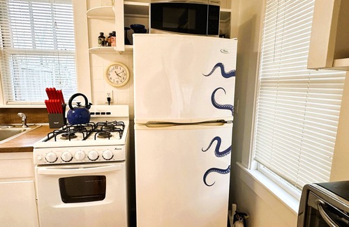 Campground Landing Cottage | Castaway Cottage on the bay~Dog Friendly Too!