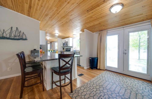 Steele Creek House | Castaway Cove—5-Bed Lakeside Retreat—Hot Tub—Fire Pit!