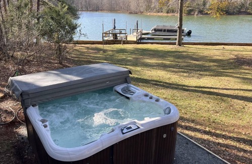 Steele Creek House | Castaway Cove—5-Bed Lakeside Retreat—Hot Tub—Fire Pit!