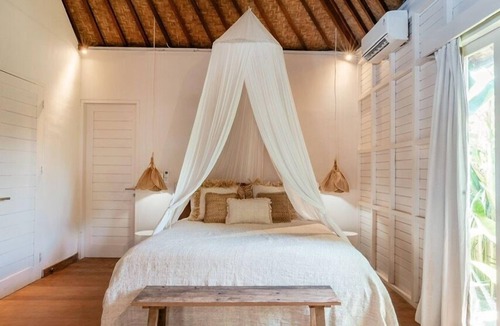 Mushroom Bay Hotel | Castaway Resort