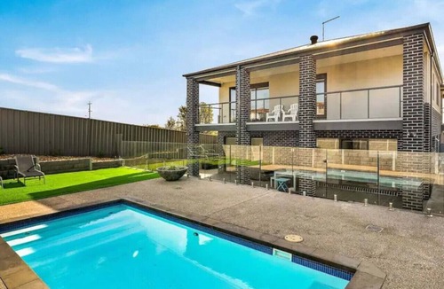 San Remo House | Castaway Views on Broadway