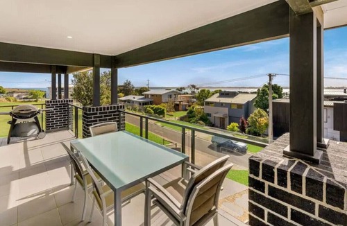 San Remo House | Castaway Views on Broadway