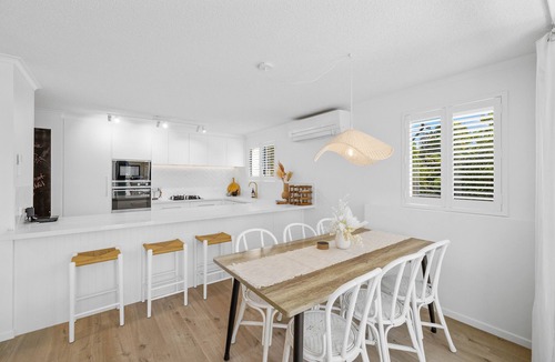 Castaways Beach Apartment | Castaways Beach luxury beachfront apartment