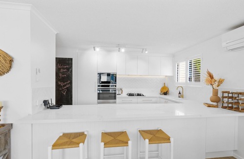 Castaways Beach Apartment | Castaways Beach luxury beachfront apartment