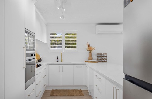 Castaways Beach Apartment | Castaways Beach luxury beachfront apartment