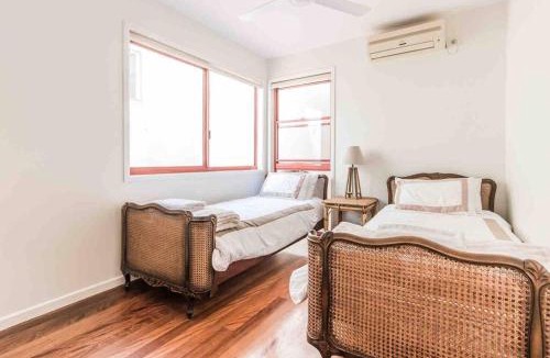 Castaways Beach House | Castaways Beach House Noosa