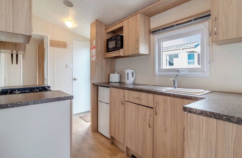 Bacton House | Castaways Oyster 6 (Pet)