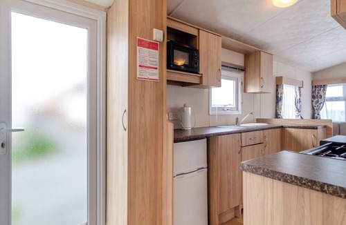 Bacton House | Castaways Oyster 6 (Pet)