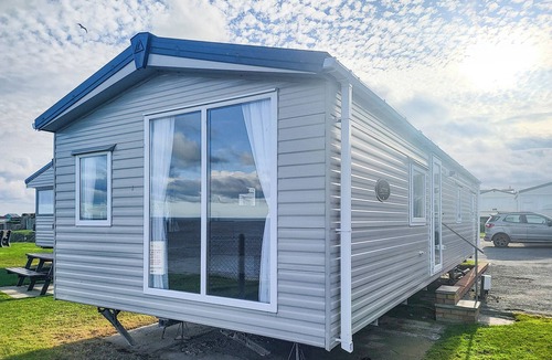 Bacton House | Castaways Oyster 6 (Pet)