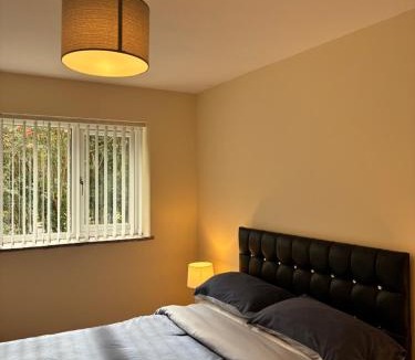 Caerphilly House | Castell Cottages Central with Parking