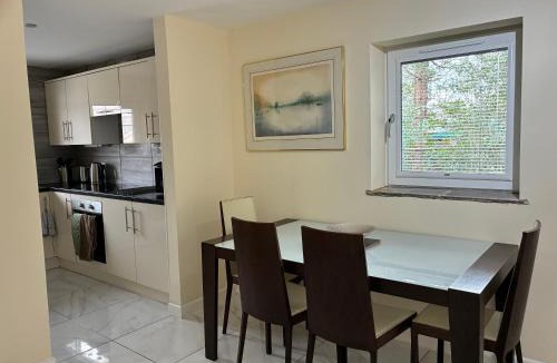 Caerphilly House | Castell Cottages Central with Parking