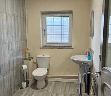 Caerphilly House | Castell Cottages Central with Parking