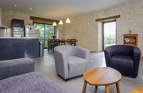 Castelnau-Montratier-Sainte-Alauzie House | Castelneuve is a private home with a luxurious appearance and pool