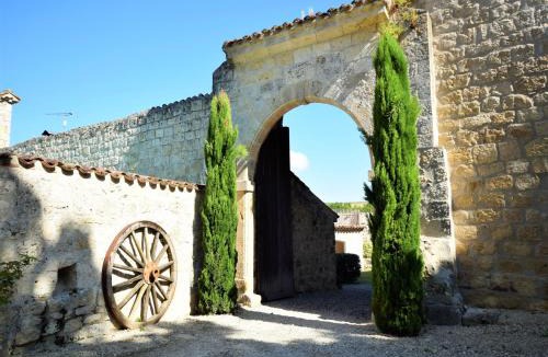Bon-Encontre House | Castle 12th century with private pool close to Agen