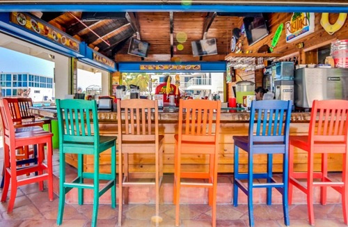 Mid Beach Condo | Castle 1733 Oceanfront Studio with pool, beach access, free parking, gym, tennis and more!