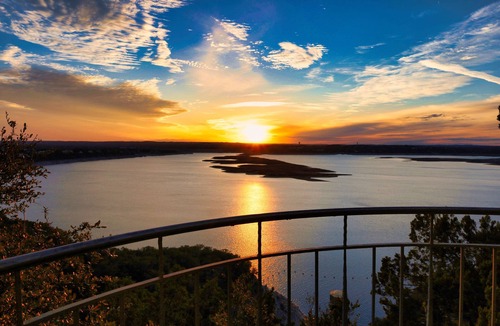 Comanche Canyon Ranch Apartment | Castle apartment #1 at Villa del Sol ~ Lake, hillside, sunsets & nature galore!