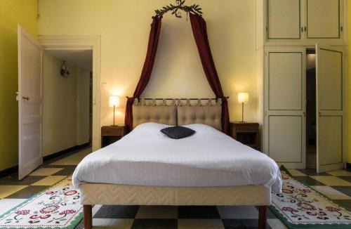 Chalais House | Castle Apartment in Chaleix by Forest