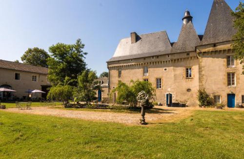 Chalais House | Castle in Chaleix with Pool and Views