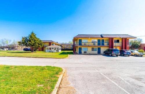 Chickasha Hotel | Castle Inn & Suites By OYO Chickasha