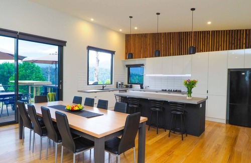 Marysville House | CASTLE ON THE HILL - Beautiful Mountain Views