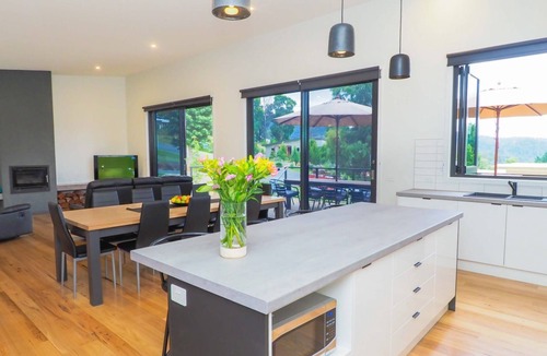 Marysville House | CASTLE ON THE HILL - Beautiful Mountain Views