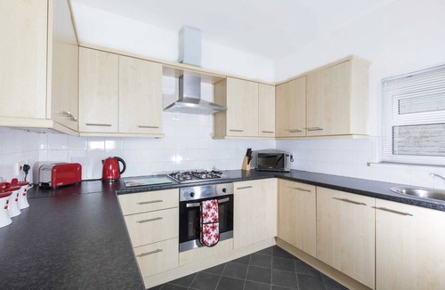 Loughor House | Castle Retreat - 3 Bed House