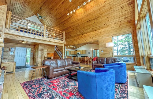 Lutsen House | Castle Rock Lutsen Minnesota vacation rental for large groups on lake