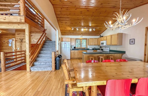 Lutsen House | Castle Rock Lutsen Minnesota vacation rental for large groups on lake