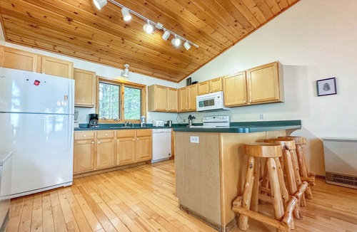 Lutsen House | Castle Rock Lutsen Minnesota vacation rental for large groups on lake
