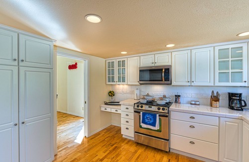 Cougar Mountain House | CASTLE VILLA: convenient n comfortable!