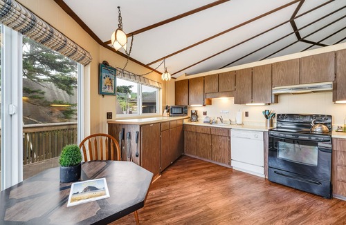 Cannon Beach House | Castle:}~WalktoShops/Eats/Galleries/CandyStore/Bakery/Coffee/Beer/Wine/Shops